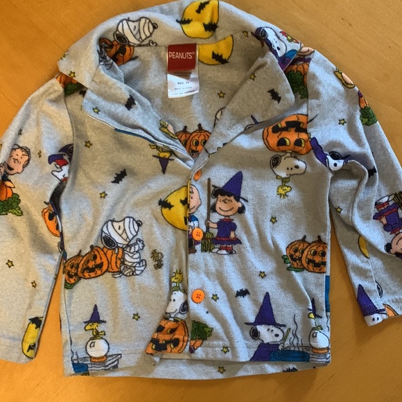 Halloween themed Peanuts pajama top - Picture 3 of 4